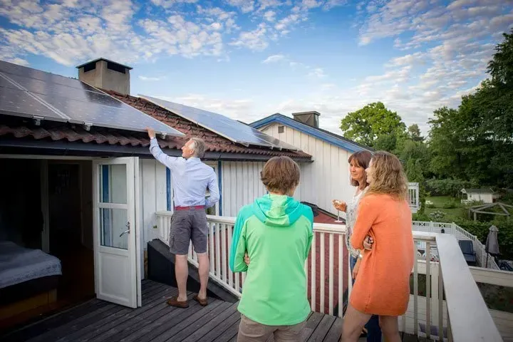 famille panneaux solaires maison