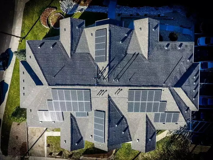 toiture maison panneaux solaires